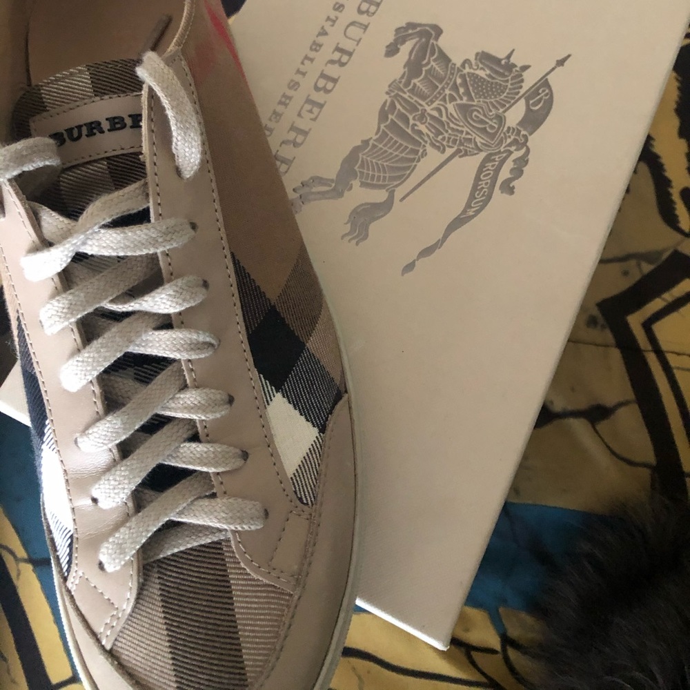 Womens Burberry Hartfields Sneakers SIZE 39.